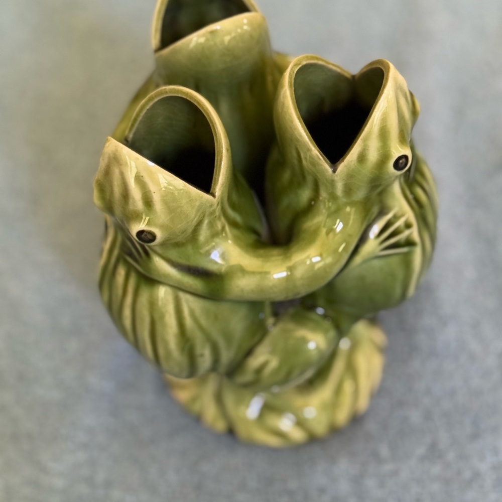 RARE. 3 Frogs Singing Dancing Vase/Planter.